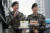 대성(왼쪽)과 태양이 10일 오전 경기도 용인 육군지상작전사령부에서 현역 제대한 후 팬들과 시간을 보내고 있다. [뉴스1]