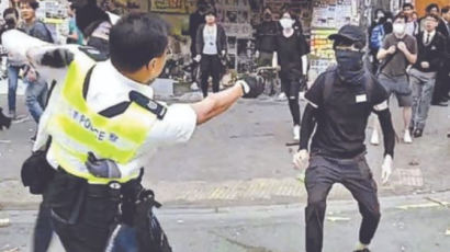 [사진] 홍콩 경찰 또 실탄 발사 … 21세 청년 위독