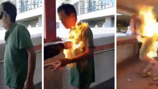 실탄 발사에 분노 홍콩 시위대, 친중 남성 기름 붓고 불붙여