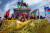칠레 국기와 원주민 깃발을 든 시민들이 11일 산티아고에서 시위를 벌이고 있다. AFP=연합뉴스] 