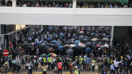 성당까지 쳐들어가 무차별 체포···홍콩경찰 폭행 영상 논란 