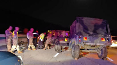 경부고속도로서 3.5톤 트럭과 미군 차량 추돌…미군 3명 부상