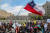 칠레 교사들이 11일 산티아고 대통령궁 앞에서 &#34;강한 교수가 되십시오&#34;라는 글씨가 씌어진 국기를 든 채 행진하고 있다. [AP=연합뉴스]