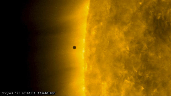 태양 앞 지나가는 수성, 100년에 13번 관측 '미니 일식'