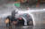 11일 산티아고 거리에서 시위대가 함석 등을 이용해 물대포를 막아내고 있다. [EPA=연합뉴스]