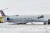 미국 시카고 오헤어 국제공항에서 11일(현지시간) 착륙하던 중 폭설로 인해 미끄러진 아메리칸항공 여객기가 오른쪽으로 기울어진 채 멈춰있다. [사진 트위터]
