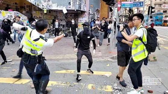 "내 아버지는 살인자"···홍콩 시위대 분노, 경찰 딸까지 노렸다
