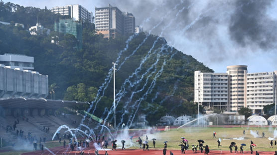 '불화살'까지 등장했다…홍콩경찰·시위대 대충돌, 시가전 방불 