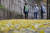 가을비가 내린 11일 오전 서울 중구 덕수궁 돌담길에서 시민들이 떨어진 낙엽을 밟으며 걸음을 옮기고 있다. [연합뉴스]