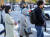 8일 오전 서울 광화문네거리에서 두꺼운 옷을 입은 시민들이 출근하고 있다. 수능일인 14일 전국적으로 기온이 크게 떨어져 춥겠다. [뉴스1]
