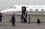 멕시코 마르셀로 에브라르드 외무장관이 12일 멕시코시티 공항에서 모랄레스 전 대통령을 맞이하고 있다.[AFP=연합뉴스]