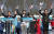 지난달 9일 서울 광화문광장에서 열린 573돌 한글날 경축식에서 이낙연 국무총리와 뜨리가 참석자들과 함께 만세삼창을 하고 있다. [연합뉴스]