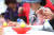 지난 9월 서울광장에서 열린 &#39;2019 건강서울 페스티벌&#39;에서 노인들이 치매예방을 위한 게임을 하고 있다. [연합뉴스]