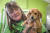 맥 미션 동물구조센터를 운영하고 있는 로셜 스테펜이 13일(현지시간) 이마에 꼬리가 달린 강아지 ‘나왈’을 안고 있다.[AP=연합뉴스]