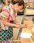 &#39;나데시코 스시&#39;의 점장 치즈이 유키씨가 초밥 재료를 손질하고 있다. [페이스북]