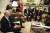 도널드 트럼프(오른쪽) 미국 대통령이 13일 미 백악관에서 열린 레제프 타이이프 에르도안 터키 대통령과 공화당 중진의원들과의 만남 자리에서 에르도안 터키 대통령의 발언을 경청하고 있다. [UPI=연합뉴스]