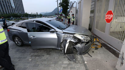 “망명 원한다” 美 대사관 차량돌진한 여성가족부 공무원 2심서 선고유예