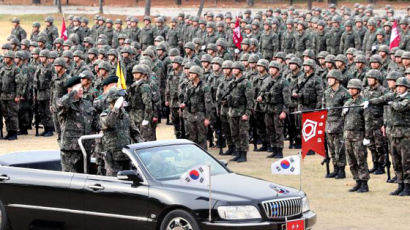 민간 기업회장을 장군 대접…오픈카 태워 병사 사열한 30사단