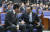 이해찬 더불어민주당 대표(오른쪽)와 이인영 원내대표가 지난11일 국회에서 열린 의원총회에서 대화하고 있다. 임현동 기자