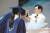 이만희 신천지예수교 총회장이 수료생에게 수료모를 씌워주고 있는 모습. [사진 신천지예수교회]
