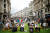 지난 9월 22일(현지시간) &#39;차 없는 거리의 날&#39; 행사가 열린 런던 대표 쇼핑가 리젠트거리에서 시민들이 의자에 앉아 쉬고 있다. [로이터=연합뉴스]