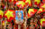 베트남 축구팬들이 14일 하노이에서 열린 홈경기에서 호치민의 사진을 들고 응원을 하고 있다.[EPA=연합뉴스]
