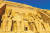 람세스 2세가 건축한 아부심벨 대신전의 전경. 전면을 가득 메운 거대한 4개의 조각상이 람세스 2세다. 1960년대 초반 아스완댐이 건설되며 수몰 위기에 처하자 유네스코 주도로 세계적인 캠페인을 전개해 현재 위치로 옮겼다. [사진 롯데관광]