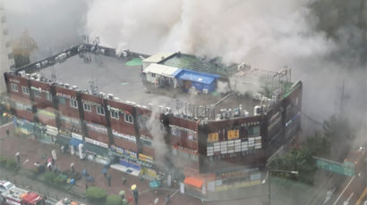 소방사다리도 부서졌다···강남역 인근 상가 불, 최소 10명 부상
