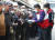 지난 3월 서울 탑골공원 인근에서 한 시민단체 회원들이 노인들에게 미세먼지 마스크를 나눠주고 있다. [연합뉴스]