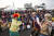 2013년 제주올레 걷기축제 개막식에서 서명숙 이사장이 올레꾼들과 춤을 추고 있다. [사진 제주올레, 중앙포토]
