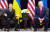 도널드 트럼프 미국 대통령(오른쪽)이 25일 탄핵을 촉발한 통화 당사자 볼로디미르 젤렌스키 우크라이나 대통령과 정상회담을 갖고 있다. [AFP=연합뉴스]