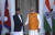 나렌드라 모디 인도 총리(오른쪽)가 지난 5월 인도를 방문한 프라사드 샤르마 올리 네팔 총리(왼쪽)와 악수하고 있다.[AP=연합뉴스]