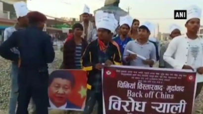시진핑 인형·인도 지도 불태운 네팔인들…약소국 영토 설움