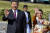 시진핑 중국 국가주석(왼쪽)이 지난달 13일 네팔 수도 카트만두에서 비디아 데비 반다리 네팔 대통령(오른쪽)과 만나 네팔 시민들에게 인사하고 있다. [AP=연합뉴스]