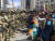 15일(현지시간) 볼리비아 라파스 도심에서 원주민 시위대가 군인들을 향해 &#39;국민과 함께 하자&#39;고 촉구하고 있다. [연합뉴스]