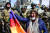 모랄레스 볼리비아 전 대통령의 지지자인 원주민이 15일(현지시간) 라파스에서 원주민 상징 깃발인 &#39;위팔라&#39;를 들고 시위를 벌이고 있다. [AFP=연합뉴스]