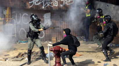 총 겨누고, 진압봉 휘두르고…홍콩 이공대 체포작전 시작
