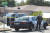 16일(현지시간) 총기를 이용한 가정폭력 사건이 발생한 미 샌디에이고 파라다이스힐스의 한 가정집에 경찰이 출동해 현장을 수사하고 있다. [AP=연합뉴스]