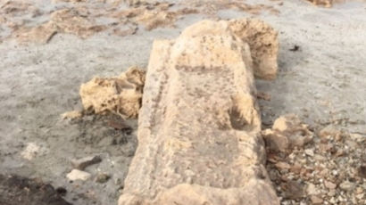 폭우·강풍 휘몰아치자…고대로마시대 추정 석관 드러났다