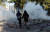 18일(현지시간) 이공대 캠퍼스내에서 두명의 대학생 여성 시위대가 손을 잡고 최루탄 연기속을 지나고 있다. [로이터=연합뉴스] 