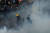 경찰이 시위대를 향해 진압봉을 휘두르고 있다. [AFP=연합뉴스]
