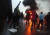 정부의 휘발유 보조금 삭감 방침에 반발한 이란 시위대가 16일 수도 테헤란에서 거리에서 불을 지르고 시위를 벌이고 있다.[AFP=연합뉴스]