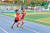 마라톤 신동이라 불리는 김성군(오른쪽)군과 누나 김하진양이 대구남구구민운동장서 저마다 달리기 용품을 착용하고 달리기에 나섰다.