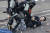 경찰들이 이공대를 벗어나려던 한 시위대를 넘어트려 붙잡고 있다. [AFP=연합뉴스]