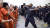 래퍼 카니예 웨스트가 15일(현지시간) 미국 텍사스 주 휴스턴 해리스 카운티 교도소를 찾아 공연을 하고 있다. [온라인 동영상 캡처]