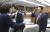 자유한국당 나경원 원내대표(왼쪽)가 19일 국회에서 열린 원내대책회의에 참석해 김한표 의원의 거수경례를 받고 있다. 임현동 기자