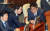  더불어민주당 이인영 원내대표(가운데)와 이철희 의원(오른쪽)이 지난달 29일 국회 본회의장에서 이야기를 나누고 있다. 변선구 기자