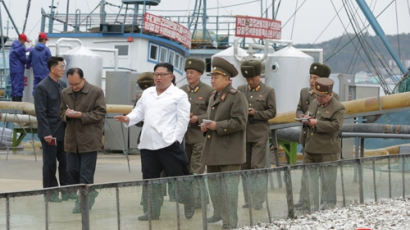 물고기가공장 찾은 김정은 "금괴 쌓은듯…수산은 군전투력"