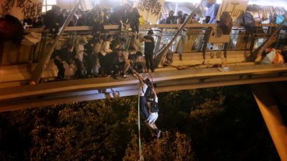 홍콩 시위대 '최후 보루' 뚫렸다, 400명 체포…일부 로프탈출