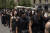 반정부 시위대가 18일(현지시간) 한쪽 눈에 안대를 하고 칠레 대법원 앞에서 집회를 열고있다.[AP=연합뉴스] 